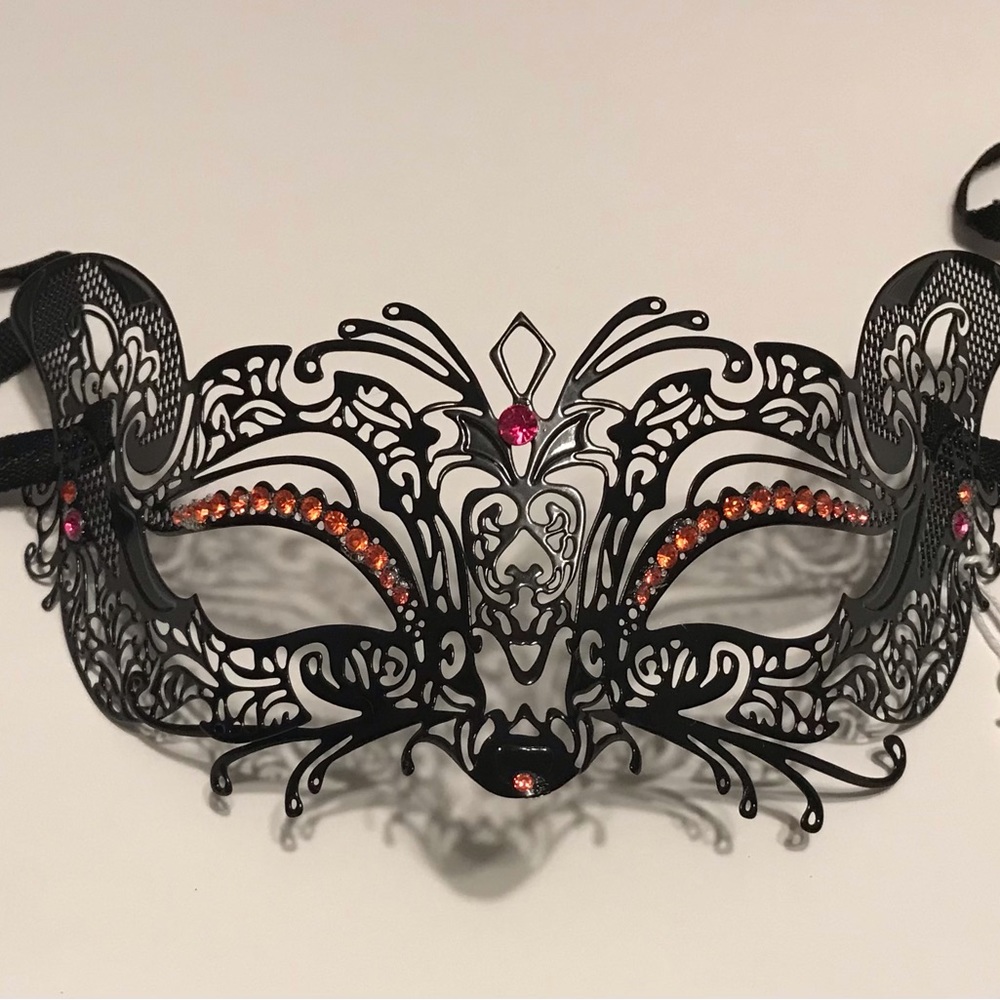 Brand New* Beautiful Feline Filigree Mask.